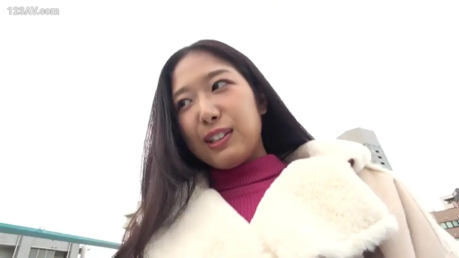 微张嘴 · 面部特写 · 户外 · 自然光 · 玫红色高领毛衣