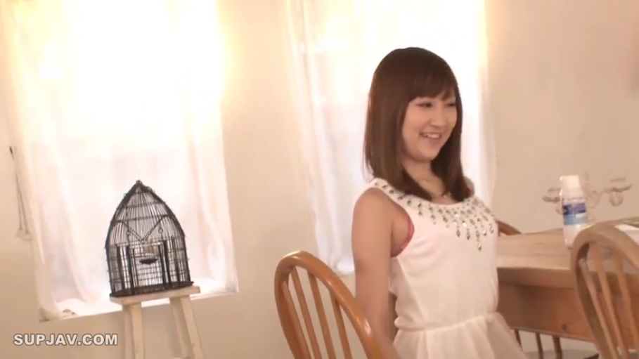 坐姿 · 室内房间 · 半身像 · 棕色长发 · 侧头微笑 · 鸟笼 · 甜美表情 · 白色亮片无袖连衣裙