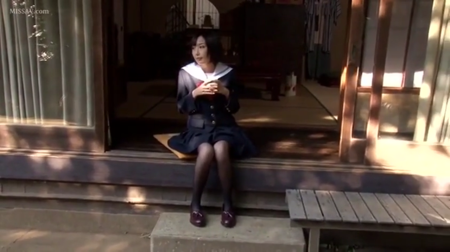 长袖水手服 · 全身全身 · 自然光 · 垫子 · 缘侧 · 略显迟疑
