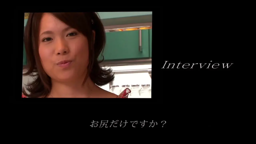 脸部特写 · 交谈状 · 摄影棚 · 花色上衣 · 带有Interview字样和日文字幕