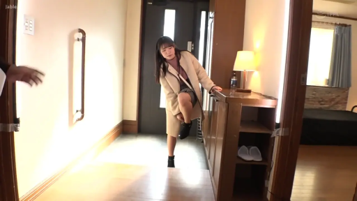 自然 · 室内玄关 · 室内拖鞋 · 米色长款大衣 · 女子全身侧身镜头