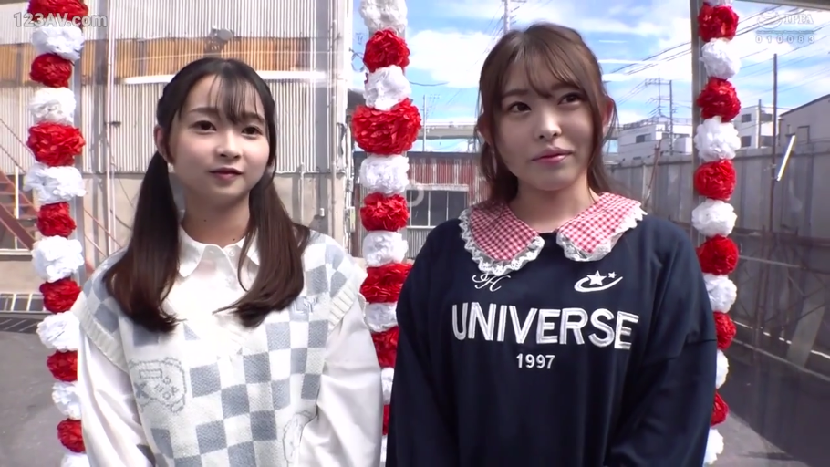 站立 · 中景 · 微笑 · 面对镜头 · 户外 · 双人 · 休闲服 · 花环