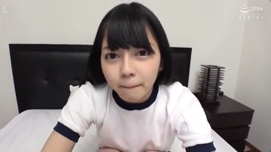 上半身特写 · 卧室 · 短袖体操服 · 紧抿嘴唇