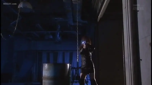 专注 · 远景 · 站立姿势 · 黑色紧身衣 · 手枪 · 废弃工厂 · 暗调灯光 · 持枪瞄准