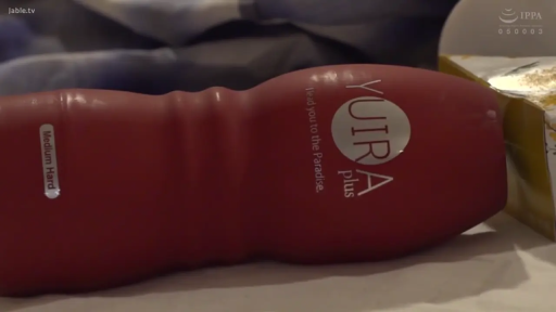 室内 · 自慰杯产品名称特写 · YUIRA plus自慰杯 · Medium Hard硬度标识
