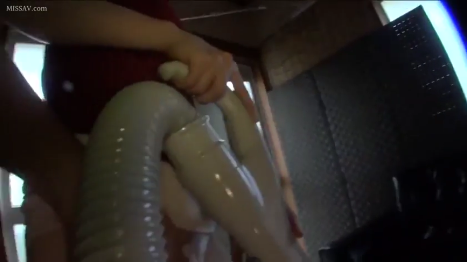 室内 · 下身裸露 · 无法看清 · 器具性爱 · 吸尘器管道 · 私处与吸尘器管接触处 · 吸尘器管连接处