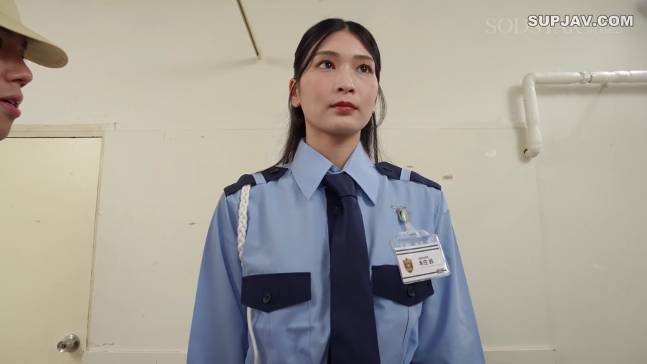 室内 · 面无表情 · 面部特写 · 淡蓝色保安制服 · 背景为白色墙壁 · 安保工牌