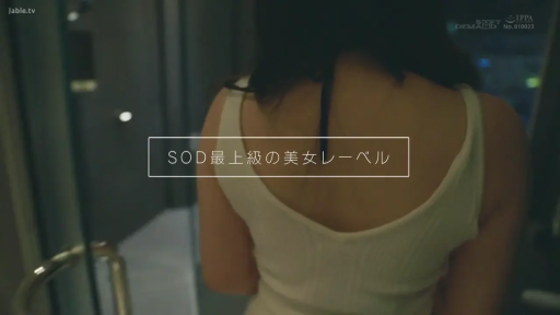 室内 · 站立 · 白色吊带 · 后背