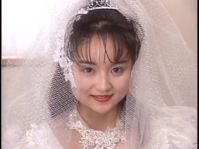 室内 · 脸部特写 · 温柔 · 皇冠 · 复古画质 · 蕾丝头纱