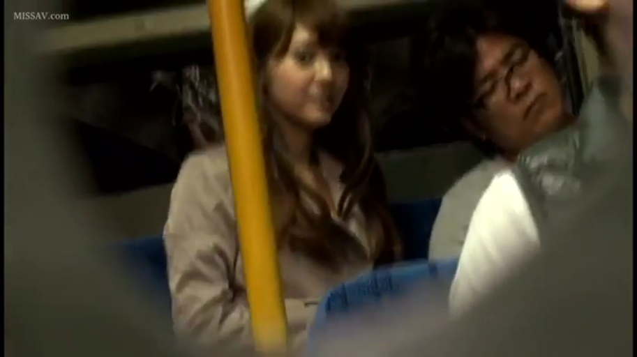 自然表情 · 公交车 · 偷拍视角 · 浅色上衣 · 女性面部特写 · 公交车