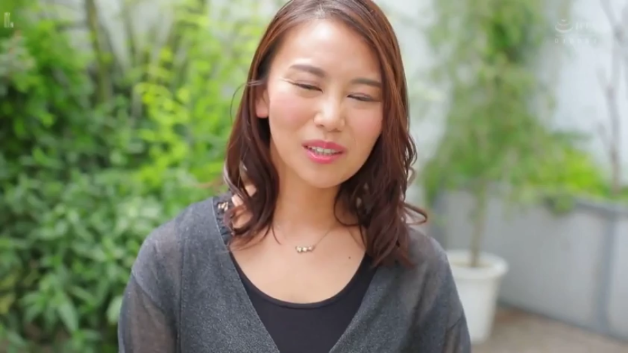 面部特写 · 谈话 · 户外 · 正面 · 灰色开衫 · 腼腆