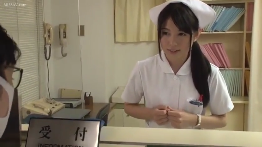 白色护士服 · 礼貌神态 · 医院前台 · 人物半身特写 · 护士帽