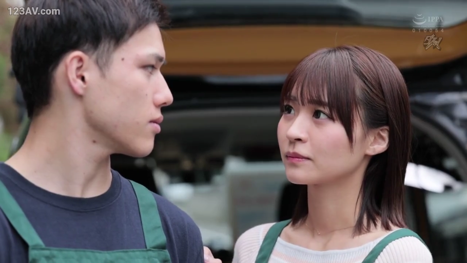 严肃 · 站立 · 面部特写 · 凝视 · 室外 · 围裙 · 汽车 · 工作人员