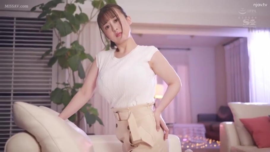 中景 · 站姿 · 盆栽 · 客厅 · 凝视 · 妩媚 · 白色无袖上衣 · 淑女