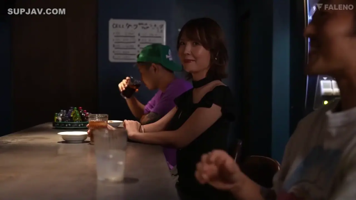 坐姿 · 中景 · 微笑 · 酒杯 · 注视 · 熟女 · 酒吧 · 黑色礼裙