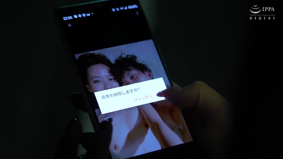 室内 · 裸体 · 手机 · 手机屏幕特写 · 照片中两人面带笑意 · 手机界面显示删除确认弹窗