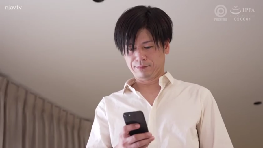 室内 · 专注 · 站立 · 白色衬衫 · 手机 · 上半身 · 男性 · 操作手机