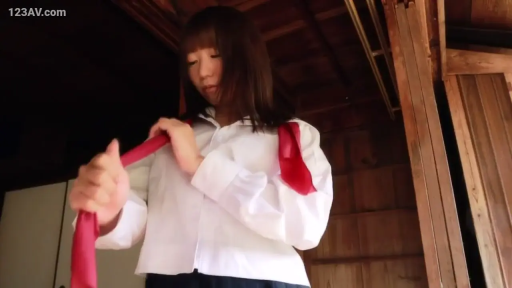 平静 · 头部及肩部特写 · 深色制服短裙 · 红色领结 · 日式木屋房间