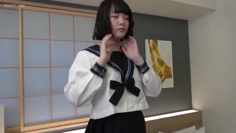 酒店房间 · 头部特写 · 白色水手服上衣 · 略显呆滞
