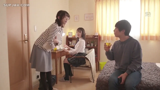 卧室 · 站立 · 全景 · 平静 · 对话 · 三人 · 裙装 · 饮料