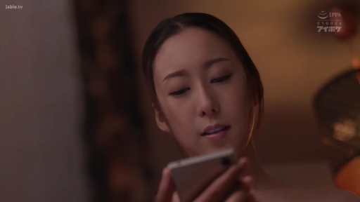 室内 · 低头 · 平静 · 面部特写 · 看手机 · 手机 · 暖色调 · 裸肩