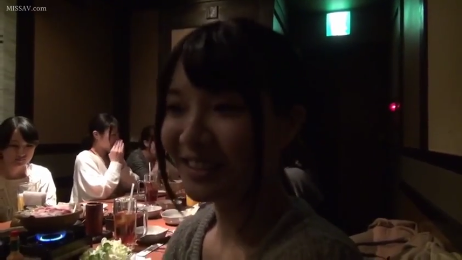 坐姿 · 微笑 · 面部特写 · 餐厅 · 毛衣 · 聚餐 · 饮料