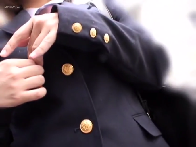深蓝色西装校服 · 手部特写 · 屋外通り · ショルダーバッグ