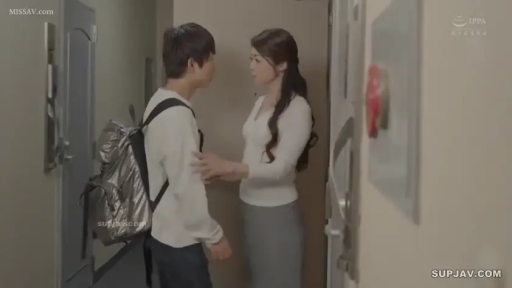 严肃 · 中景 · 剧情 · 面对面站立 · 休闲服 · 双肩包 · 室内走廊 · 抓手臂