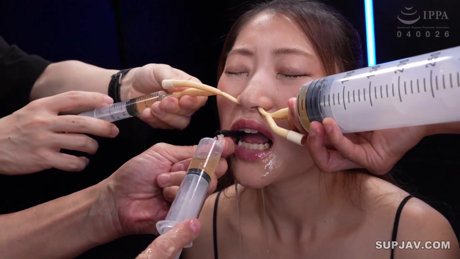 口鼻部特写 · 无法呼吸 · 摄影棚 · 细肩带吊带衫 · 医用注射器 · 液体流出