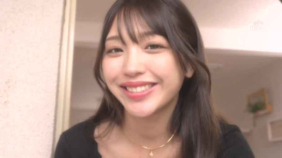室内 · 面部特写 · 黑色上衣 · 开朗 · 金色项链