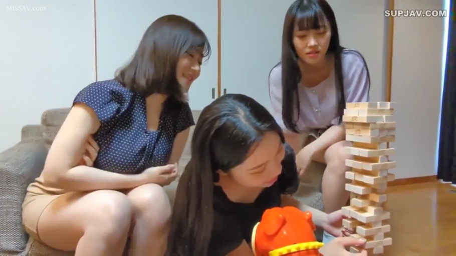 客厅 · 期待 · 浅色短袖上衣 · 积木玩具 · 女子的侧脸 · 日常休闲场景