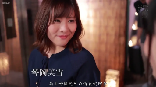 面部特写 · 走廊 · 温柔微笑 · 侧向站立 · 蓝色上衣 · 字幕介绍 · 交流注视