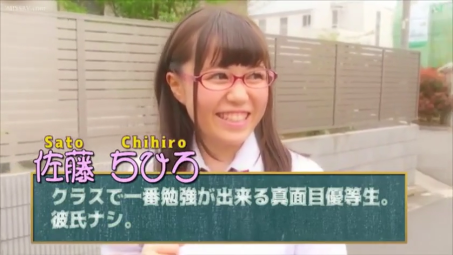 脸部特写 · 害羞 · 户外街道 · 红色边框眼镜 · 白色学生制服 · 角色信息字幕