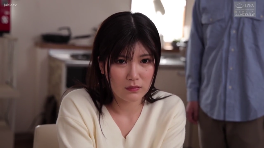 坐姿 · 忧郁 · 脸部特写 · 剧情 · 对视 · 厨房 · 厨具 · 米色长袖