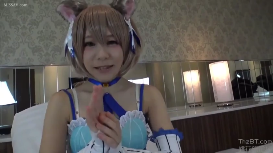 微笑 · 酒店 · 上半身特写 · 正面坐姿 · 打手势 · 蓝白Cosplay服