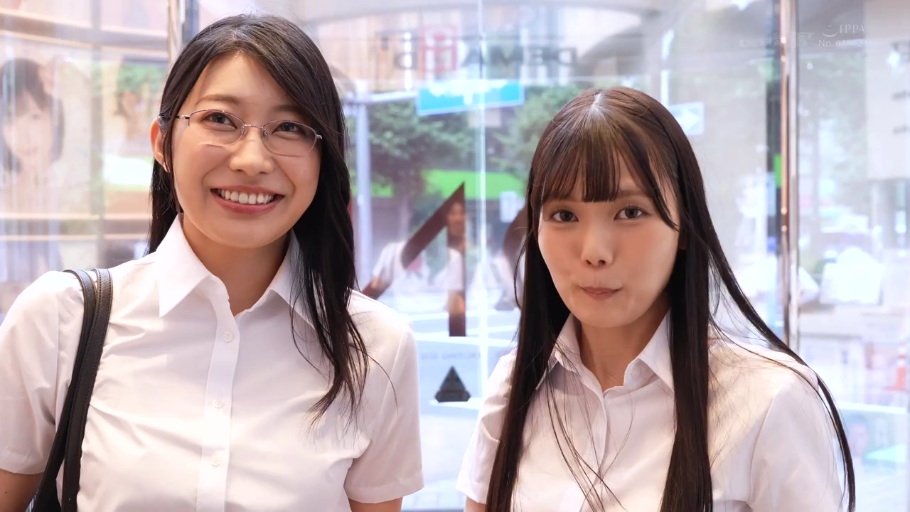 俏皮表情 · 店铺入口 · 上半身中景 · 自然光 · 白色翻领衬衫