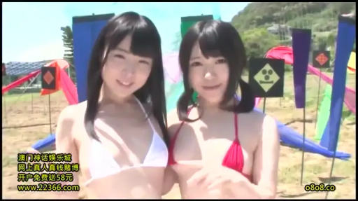 比基尼 · 摆拍 · 微笑 · 上半身特写 · 双人 · 户外草地 · 并肩站立 · 彩旗