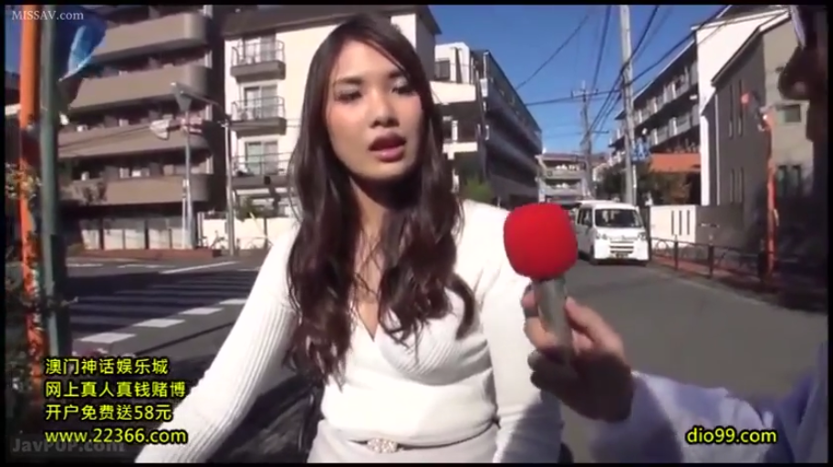 坐姿 · 半身特写 · 户外街道 · 白色低胸上衣