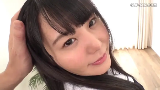 室内 · 微笑 · 面部特写 · 制服 · 仰视 · 亚洲女性 · 摸头