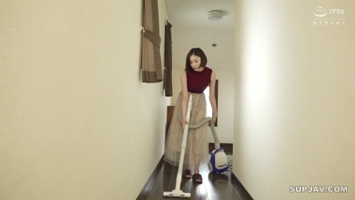 专注 · 室内走廊 · 吸尘器 · 酒红色无袖上衣 · 侧拍走廊