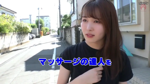 上半身中景 · 交谈状 · 日语字幕 · 住宅区 · 黑色短袖T恤