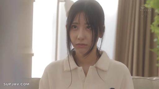 室内 · 忧郁 · 面部特写 · 凝视 · 长发 · 正面 · 白色POLO衫