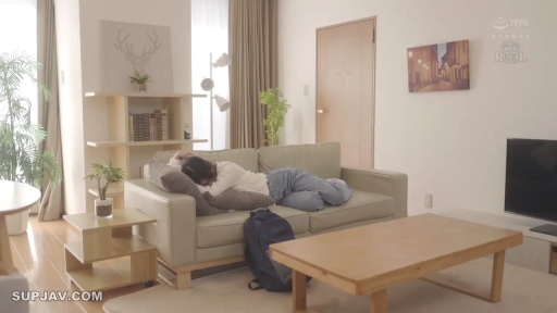 闭眼 · 客厅 · 居家 · 远景 · 背包 · 白色长袖 · 侧躺 · 睡觉