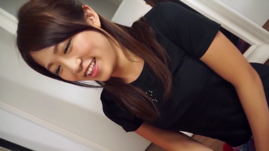 室内 · 上半身特写 · 甜美微笑 · 黑色短袖T恤