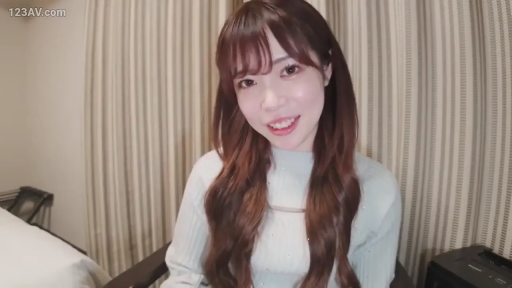 坐姿 · 微笑 · 面对镜头 · 面部特写 · 窗帘 · 长发 · 室内酒店 · 浅色针织衫