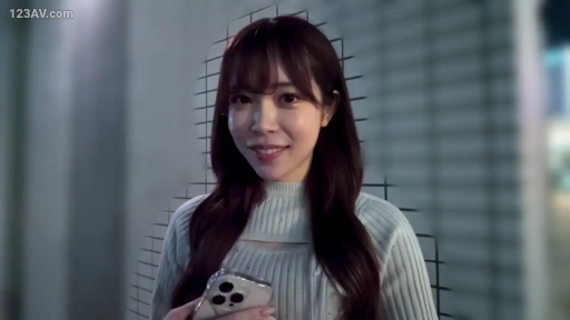 站姿 · 微笑 · 针织衫 · 手机 · 户外 · 长发 · 看向镜头 · 中特写