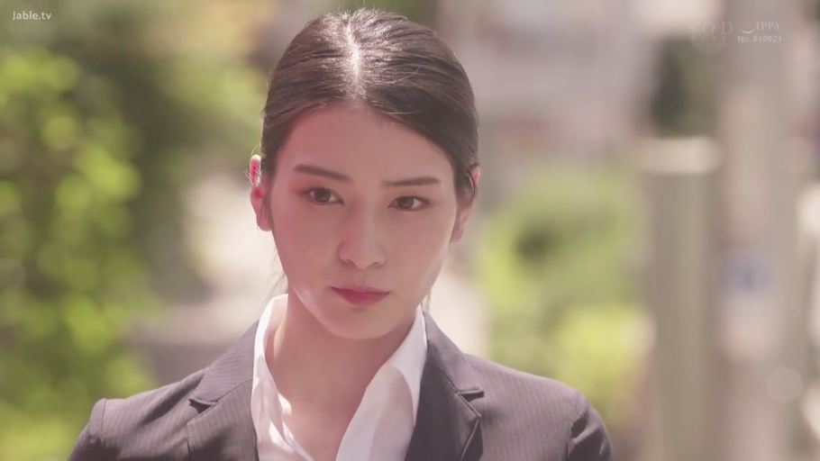 严肃 · 站立 · 面部特写 · 职场女性 · 注视 · 户外 · 西装