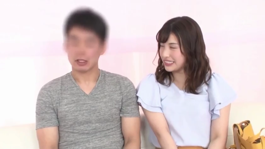 室内沙发 · 人物面部特写 · 女性浅蓝色荷叶边短袖上衣 · 男性说话中