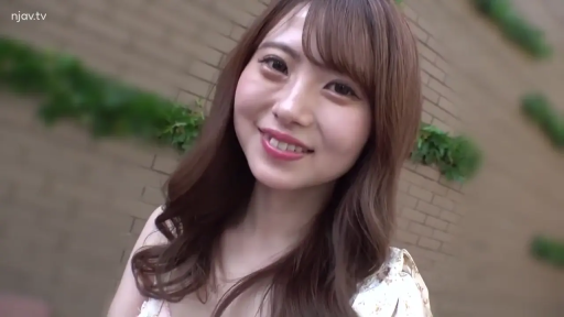 站立 · 微笑 · 面部特写 · 对视 · 户外 · 长发 · 碎花连衣裙