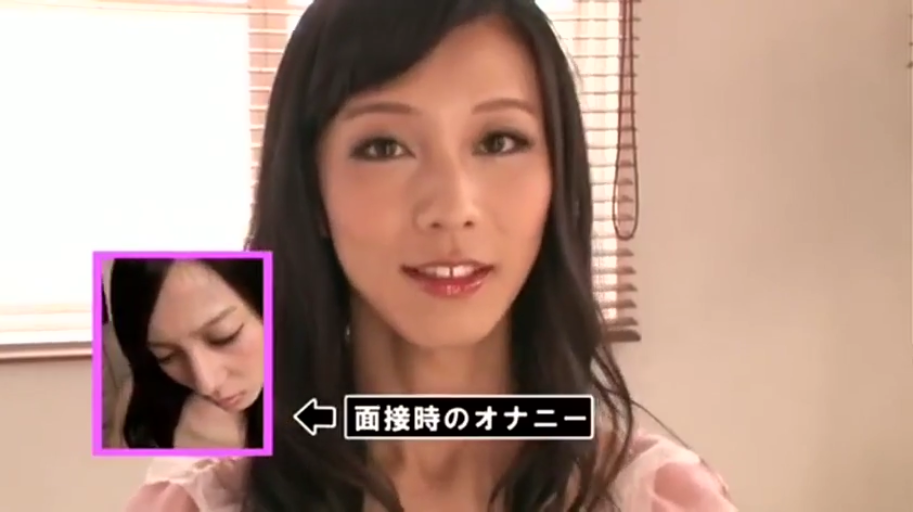 室内 · 小窗口内表情特写 · 认真 · 浅色上衣 · 画中画效果 · 自慰